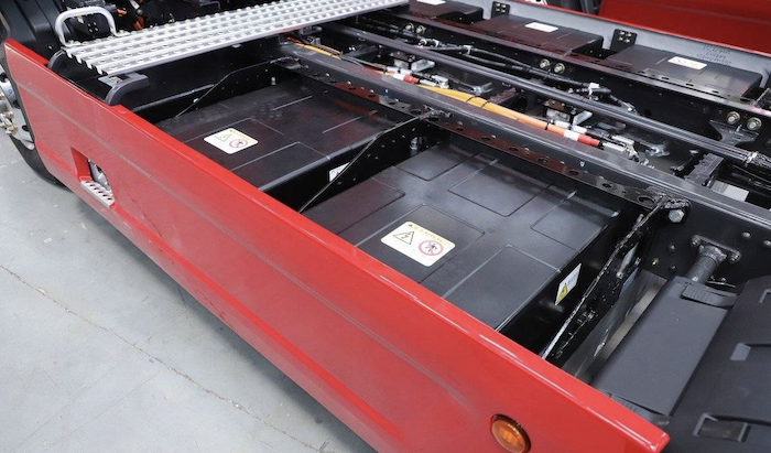 elektri̇kli̇ ağir hi̇zmet kamyonlarinda ortaya monteli̇ akü yerleşi̇mi̇